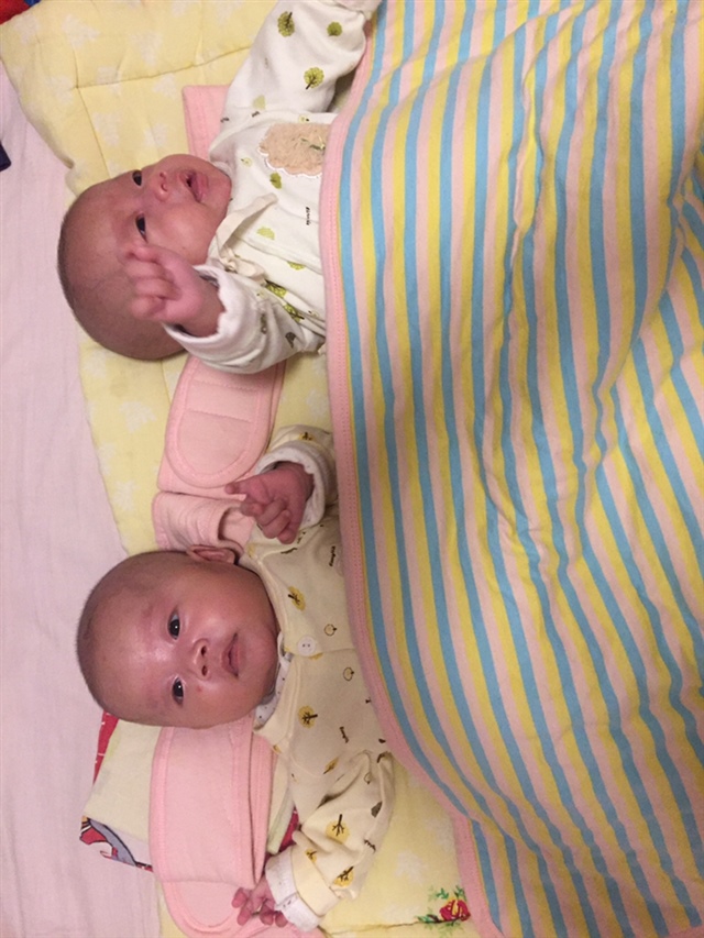 长大了些，俩小家伙。