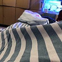 今天检查，说有黄疸，260超标了来住院照蓝光，看的心都碎了一来就抽了好几管血，他一哭我眼泪就停不下，...