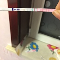 这是我测的排卵试纸，4月6号来的例假，4月9号没得，为什么到今天还没有出现两条红线，强阳，不出现两条...