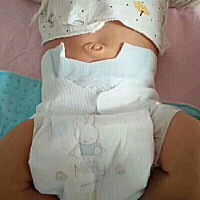 新手妈妈学习一下该怎么给宝宝穿尿裤