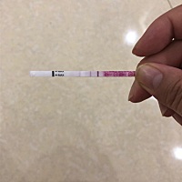 我的月经两个月来一次，不知道啥时候排卵，帮我看看我测的这个排卵试纸这个是啥意思？