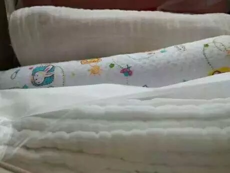 宝宝纱布的尿布和隔尿垫