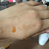 有没有用过雪花秀润燥精华的大神，左边是因为天猫国际直营搞活动买了一瓶，但是跟我以前的比稀好多。我...