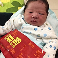 宝宝刚出生时丑萌丑萌的，慢慢的越来越可爱了……今天满月了😬