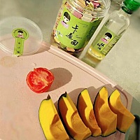 ［乐小萌混合卡通面］ 宝宝早餐辅食分享来咯～ 配料：混合卡通面 半个西红柿 核桃油（南瓜是给孩子做手...