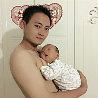 小家伙，跟他爸爸比给跟我还亲🤣