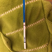 各位妈妈们，我想问下我现在在备孕期间，早上测孕T区的线只有一半，过了一个小时又测又变成白板了。这是...