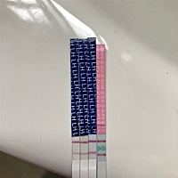 姐妹们帮忙看一下排卵试纸，前两个是昨天的，后面两个是今天的，这是强阳了还是快强阳？昨天下午做的功...