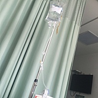 今天早上突然流血了，下的我赶紧来医院了，医生让住院保胎，说孩子头偏大，提醒孕妈妈不要搬重物