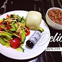 吃早饭了💕💕💕 一瓶燃脂果汁  一碟小菜 一个馒头 一碗杂粮粥