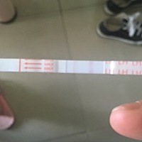 去药店，买的是新牌子的，大家看，这个是阳性还是什么