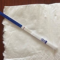 晨尿测出来是一深一浅，上午喝了很多水以后测出来是白板，求解！