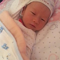 天气太热了，宝宝都快生痱子了，脸上最近感觉都有几颗像小豆豆一样，大人又不给他穿短袖，还给他用抱被...