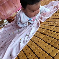 好玩，想翻身，而且还想坐起来