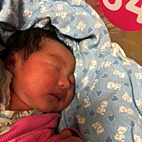 出生到现在，一个多月，像换了个女儿似的，刚生出来的时候第一反应是太丑了，又红又丑，好嫌弃🙈哈哈哈