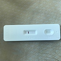 姐妹们这是我刚刚测的 是不是有一杠淡淡的 还是我出现幻觉？怀了还是没怀？