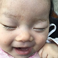 两个月不到，睫毛算长的了吧？