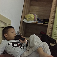 亲妈来照顾我。从来就一直躺在床上耍手机。我婆子妈又忙死了。我有不好说