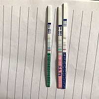 上次月经4月8号来的，24号排的卵，上面两条是排卵试纸，下面一条是测孕试纸。今天用测孕试纸测了下还是...