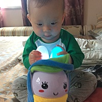 我婆婆很想帮我带宝宝 但是我想自己带 所以现在都是我自己一个人在家带 看看我带的娃娃