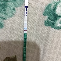 大家帮我看看，前几天都还没有那条很浅很浅的杠。今天测出来。这是有了吗？