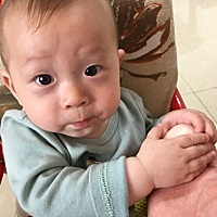 看这个家鸡蛋大不大 恩宝一只手都拿不了[捂脸] 原来是个双黄蛋