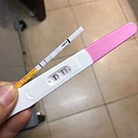 今天晨尿验孕棒是第一张图 今天去查了hcg血检，同房18天后，血值是这样的，孕妈们，正常么？