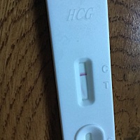 T区有一条竖着的红色，不知道是不是，胸倒是涨疼，月经推迟一个礼拜。