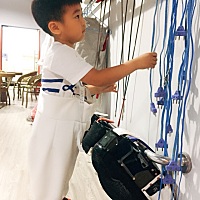 每周至少三次的击剑课，是当当最喜欢的兴趣课之一！兴趣班还是要他自己选择的才能坚持下去！