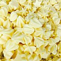 宝宝的辅食：要根据宝宝的月龄按期添加。 一般地，1-3个月添加的辅食有糖、菜汤、稀米汤、果汁、蛋黄、...