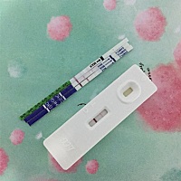 上学末次月经8号，可是从昨天开始滴了两滴血，然后就有褐色分泌物出来，也不多，我以为是月经来了，不知...