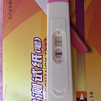 末次月经4.10号开始，美柚显示排卵期4.24号，昨天晚上测了一个是白板，今天早上测了就是这样的，是怀孕...