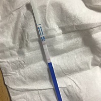 请问我这样是怀孕了吗？感觉前面有一点点红色