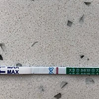 中午测了，颜色淡淡的，不知道怀孕没有？（关键现在阴道有很少很少出血，不是鲜血是酱油色的，孕妈们有...