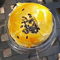 每天这个点肚子就开始咕咕叫，来颗蛋黄酥很有必要😋，有没有和我一样的。