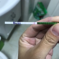 大半夜的我也是尽力了，这是不是没有怀孕啊，另一条红杠很浅，麻烦大家帮我看一下。