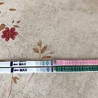 急急急。求助啊各位大神看看。红色排卵试纸。绿色早孕。我看到早孕有一点色 为什么只有一点啊