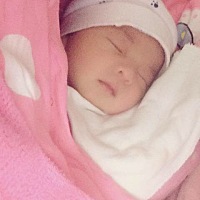 儿子一个月的变化，胖了一点点。刚出生时像个小姑娘，现在有些男孩气质啦！☺️☺️🤗️😘