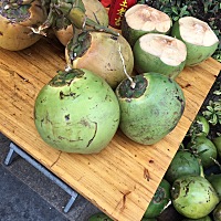 海南就椰子非常多又新鲜    自家的不要钱，外面的贵还不新鲜       多吃有益    红椰不错   大爱