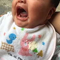 宝宝不知道为何吐这样的出来，是有痰吗？为何吐黄色的奶？
