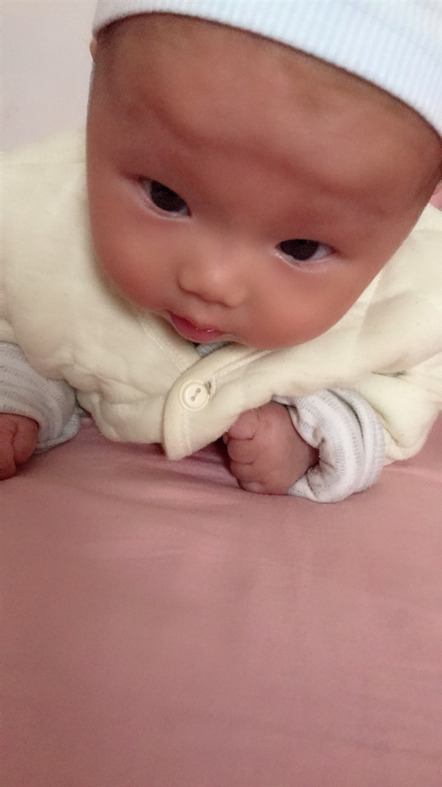 宝宝2个月14天 会抬头了