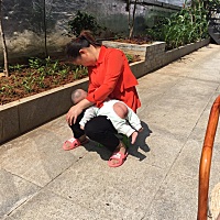 #宝妈经验分享# 1⃣️不要给宝宝穿太多，及时根据冷热加减衣服，后颈 温热就可以了，我儿子热的对候袜子...