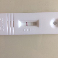 还有三天姨妈来了，第一张是湿的时候照的，第二张是验孕棒干了之后的。我给我朋友（都是生完孩子的）发...