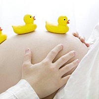 产前孕妇清单 大浴巾（1－2条）：纯棉、吸水、保暖，沐浴必备 小毛巾和纱布毛巾（共6-8条）：洗屁屁用擦...