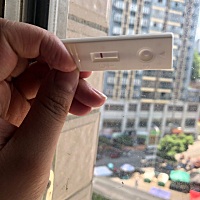 月经推迟一天，在灯光下面有印子，这是怀孕吗？