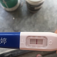 刚测的   帮我看看   我感觉有点淡淡的一条杠   是不是我眼睛有问题   平时月经快来的时候肚子会不舒服 ...