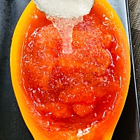 我的营养早餐。  冰糖木瓜燕窝，自从爱上燕窝，我把自己往美食家的路上赶