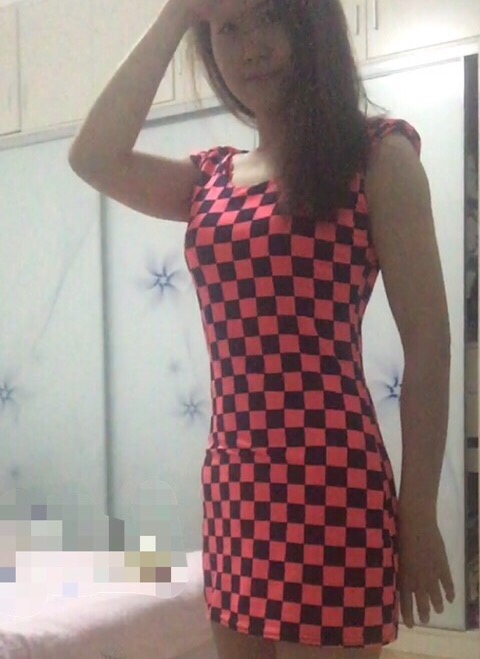 这件衣服我谈恋爱的时候，在地摊上买的10元一件。现在终于又能见天日了！盗图必究！