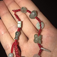 上月14号来的月经，这个月还没来，也测不出来，出来散步，捡到一条宝宝手链，是不是意味着啥