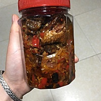 香辣鱼排；大块烟熏草鱼，剁碎，浸泡两小时去盐份。沥干水，辣椒、豆豉、姜蒜备用，先用热油炸鱼排，捞...